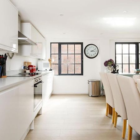 Stylish City Centre Apartment With Sauna Chichester Bagian luar foto