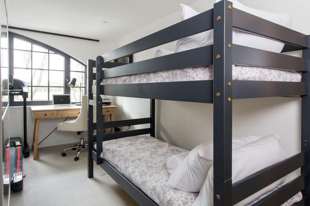 Stylish City Centre Apartment With Sauna Chichester Bagian luar foto