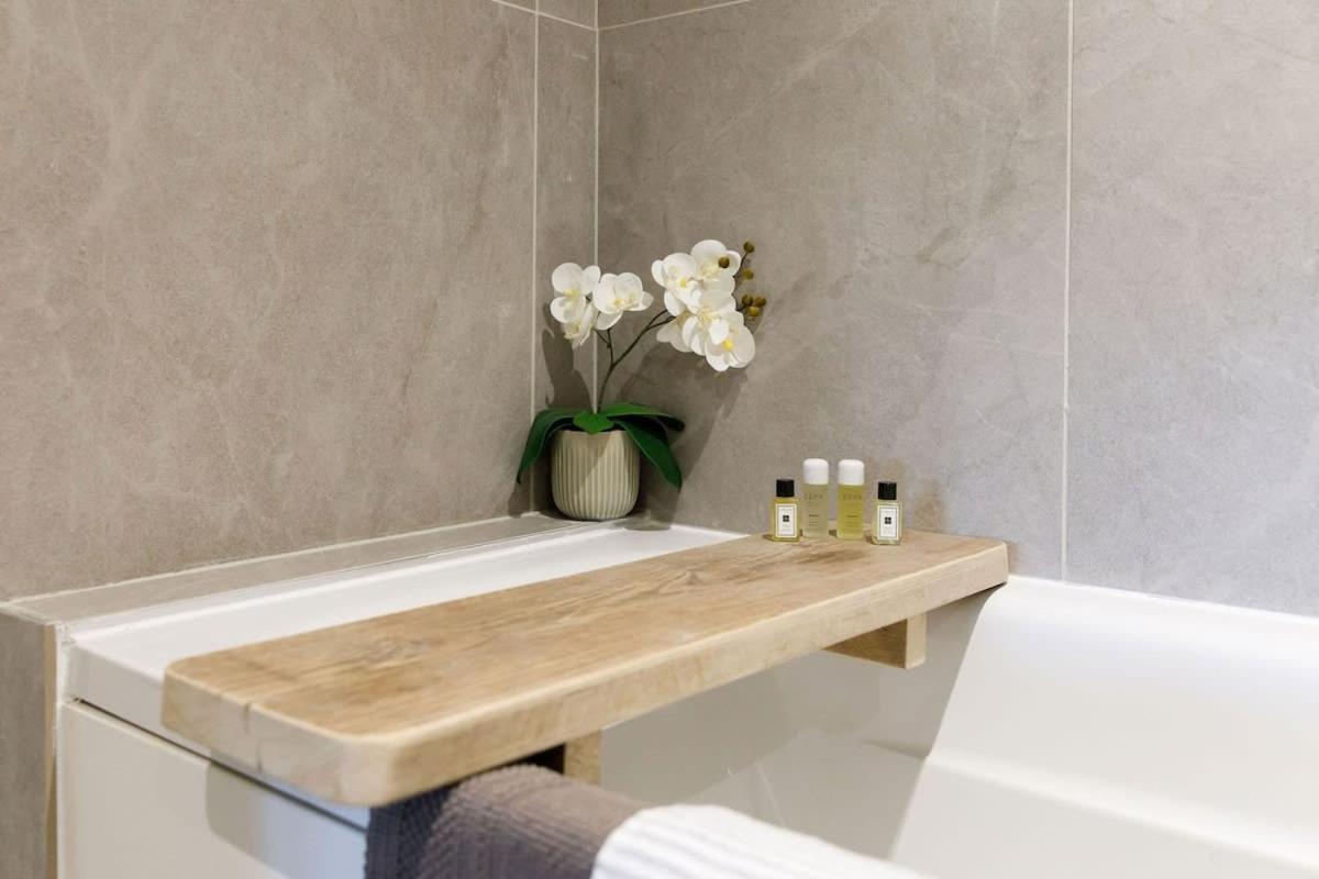 Stylish City Centre Apartment With Sauna Chichester Bagian luar foto