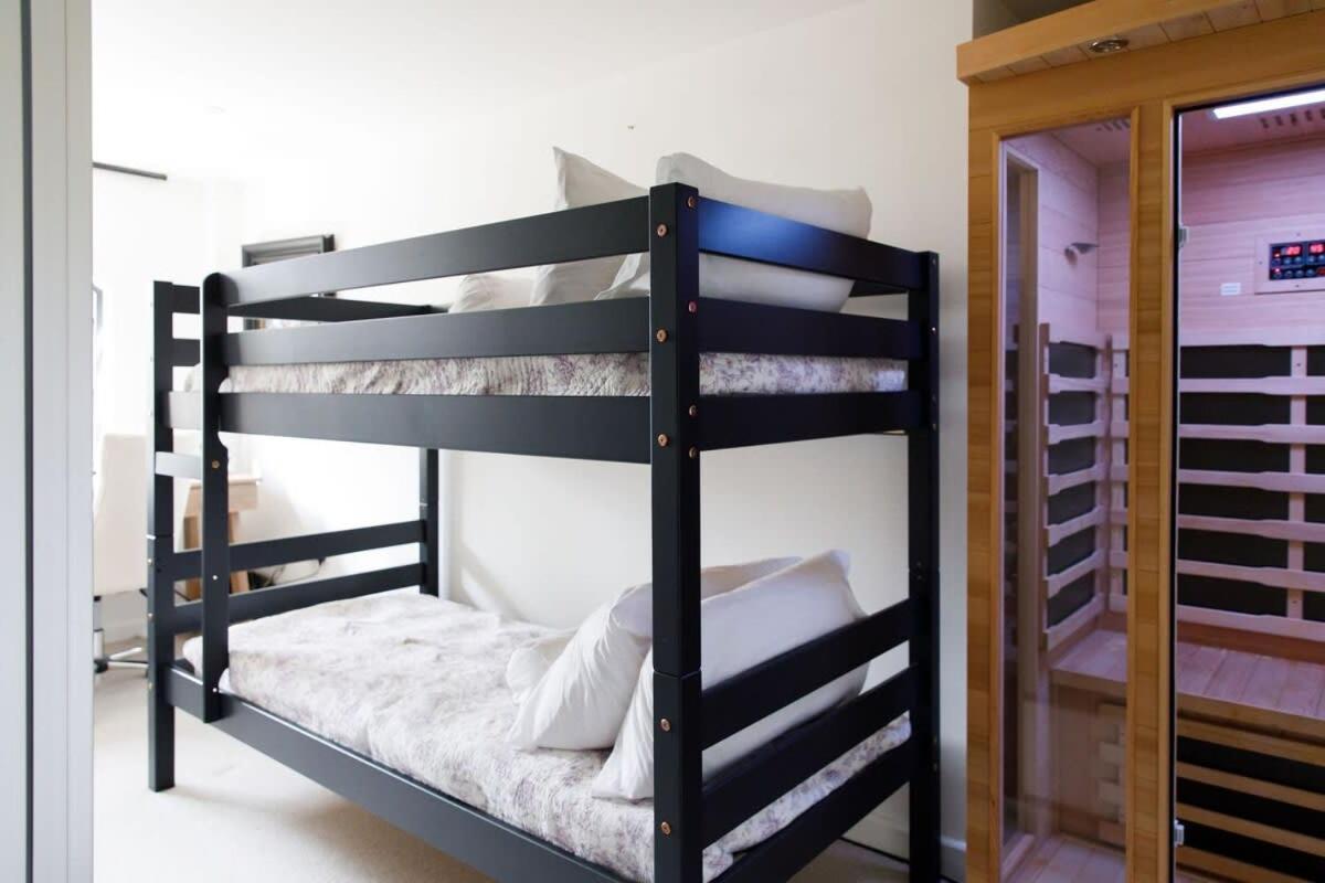 Stylish City Centre Apartment With Sauna Chichester Bagian luar foto