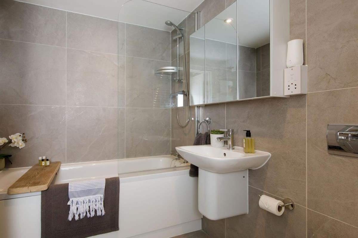 Stylish City Centre Apartment With Sauna Chichester Bagian luar foto