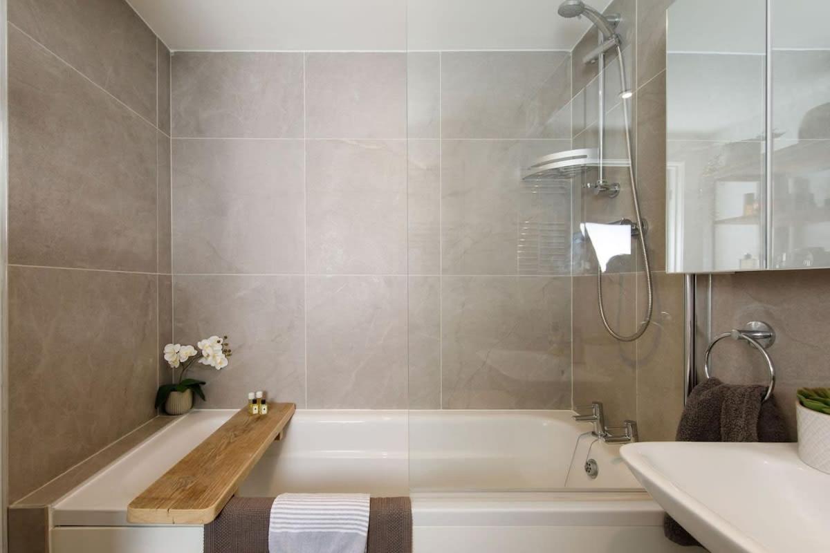 Stylish City Centre Apartment With Sauna Chichester Bagian luar foto