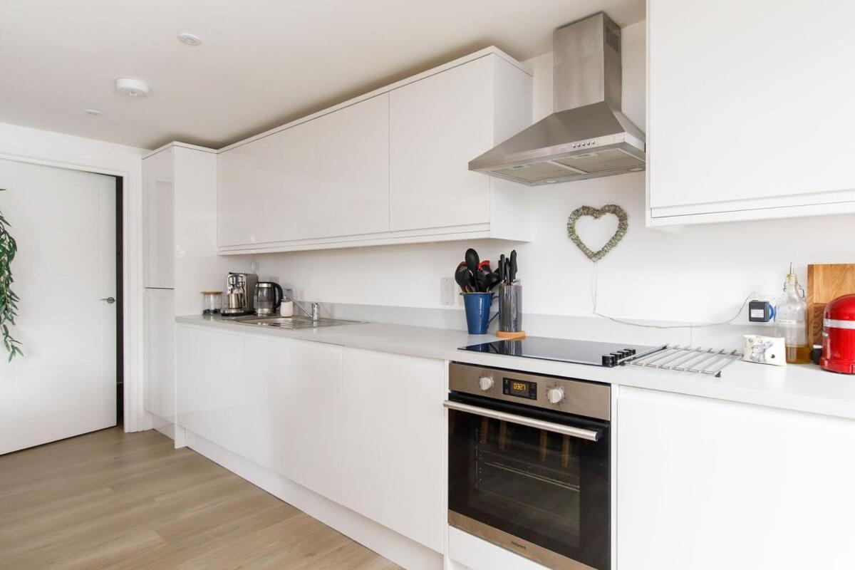 Stylish City Centre Apartment With Sauna Chichester Bagian luar foto