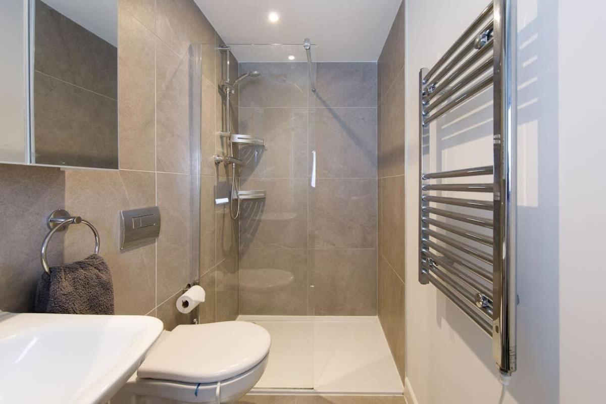 Stylish City Centre Apartment With Sauna Chichester Bagian luar foto