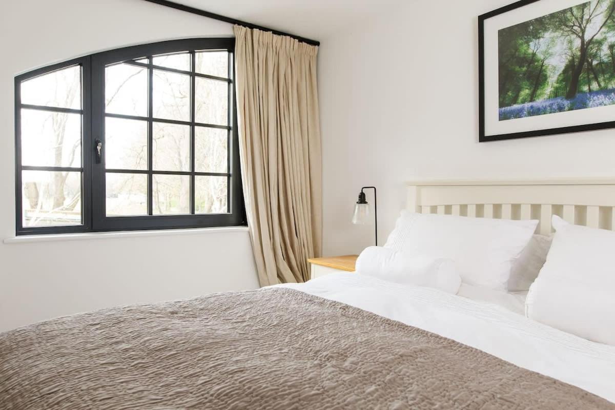 Stylish City Centre Apartment With Sauna Chichester Bagian luar foto