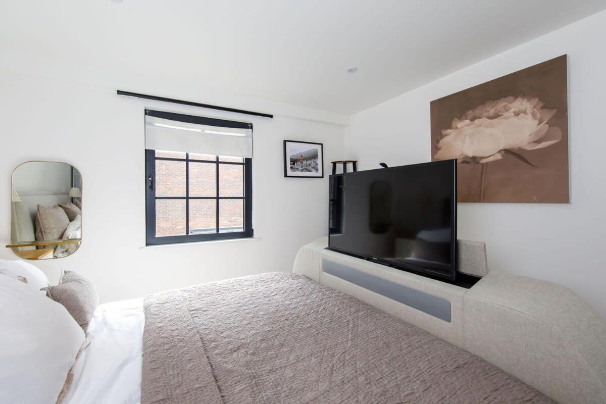 Stylish City Centre Apartment With Sauna Chichester Bagian luar foto