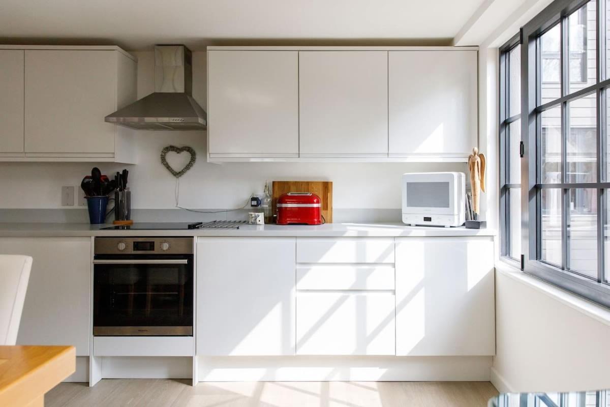 Stylish City Centre Apartment With Sauna Chichester Bagian luar foto