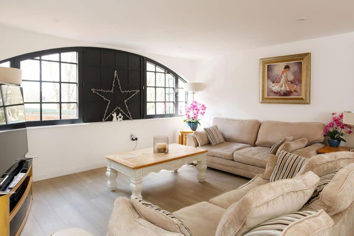 Stylish City Centre Apartment With Sauna Chichester Bagian luar foto