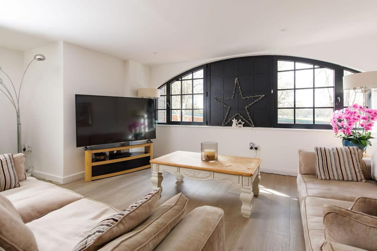 Stylish City Centre Apartment With Sauna Chichester Bagian luar foto