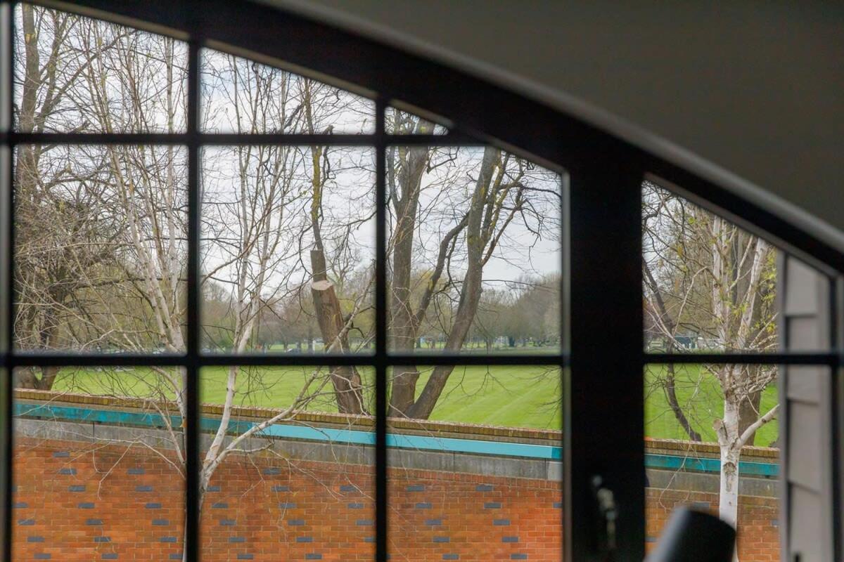 Stylish City Centre Apartment With Sauna Chichester Bagian luar foto