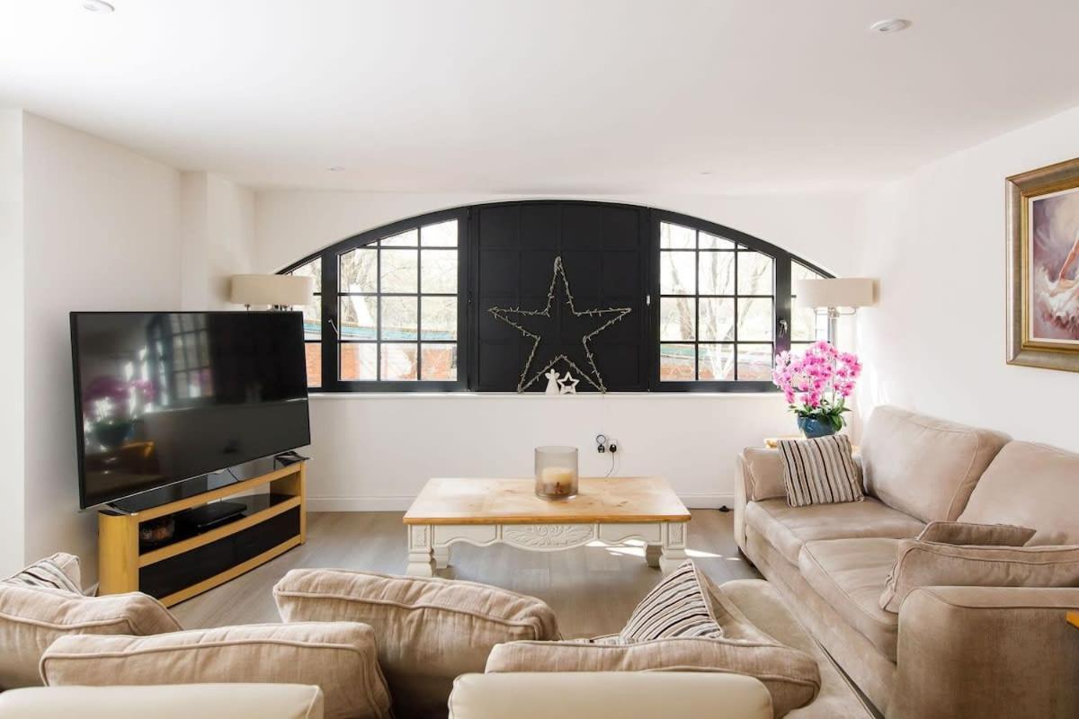 Stylish City Centre Apartment With Sauna Chichester Bagian luar foto